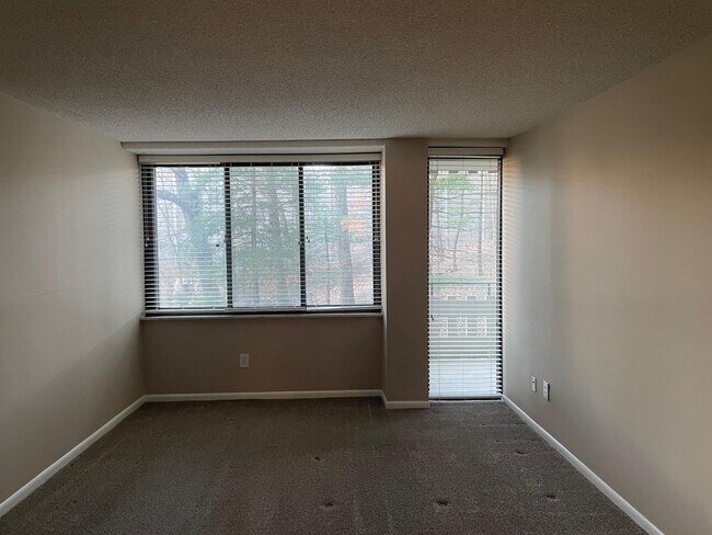 Foto del edificio - 6301 Stevenson Ave
