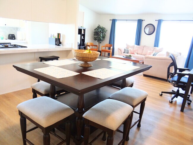 Comedor/Sala de estar/Cocina - Concepto abierto - 8941 E 24th Ln