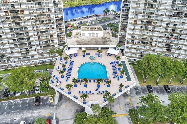 Building Photo - 3731 N Country Club Dr