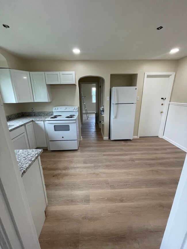 Kitchen and dining area - 1132 Franklin Ave