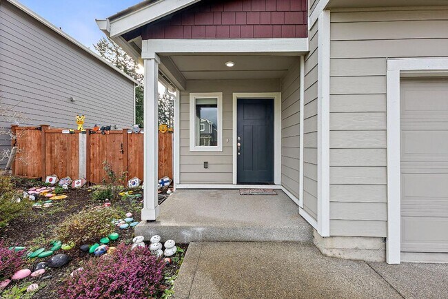 Foto del edificio - Better Than New Yelm Home with A/C, Walk-In Pantry, Garden Beds & Neighborhood Playground!