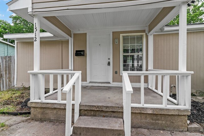 Foto del edificio - Charming 2 bedroom, 1 bathroom home located near Historic McKinney!!