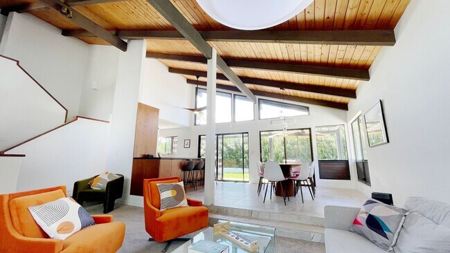 Foto del edificio - One of a Kind! Furnished 3+ Bedroom 3 Bath...