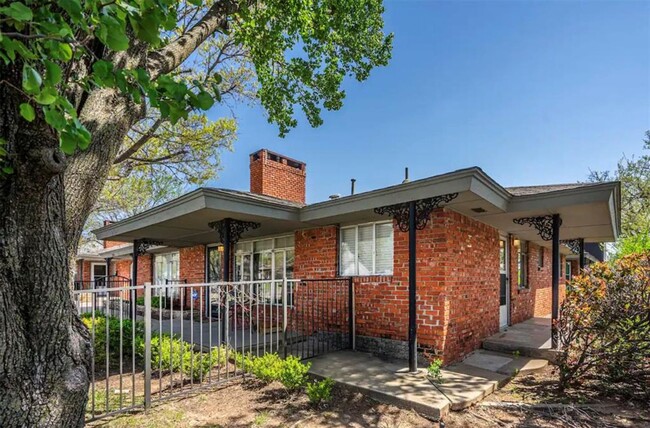 Building Photo - Duplex for rent in heart of OKC + Fully Fu...