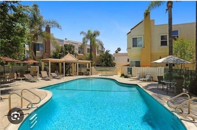 Building Photo - 5455 Sylmar Ave