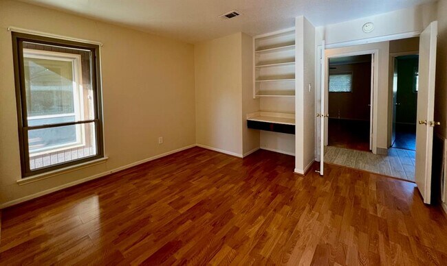 Building Photo - 15810 Oakendell Dr