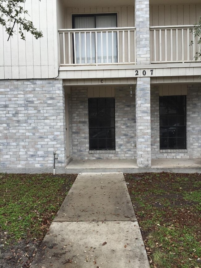 Building Photo - 207 N Commonsway Dr