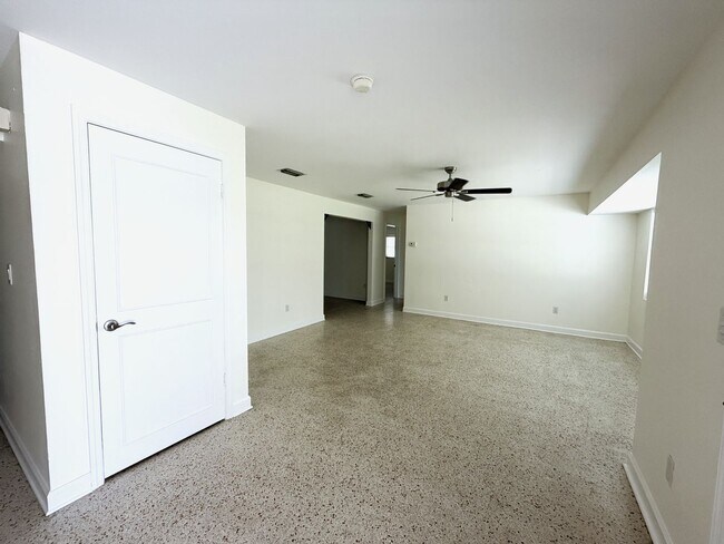 Foto del edificio - 3/2/1 car garage in S. Ft. Myers Off Cypress Lake!