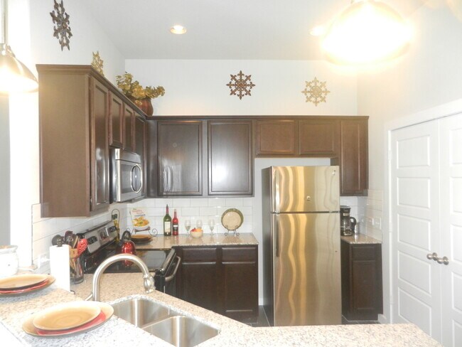 Foto del edificio - AVAILABLE NOW! LUXURY TOWNHOME LOCATED IN ...