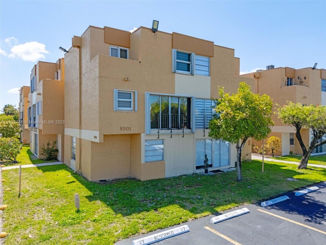 Foto principal - 9301 SW 4th St