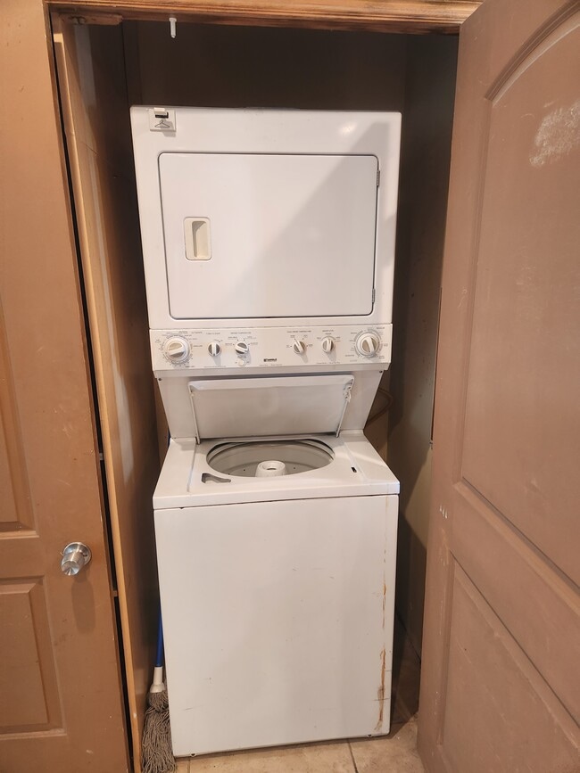 Laundry - 922 S Bundy Dr