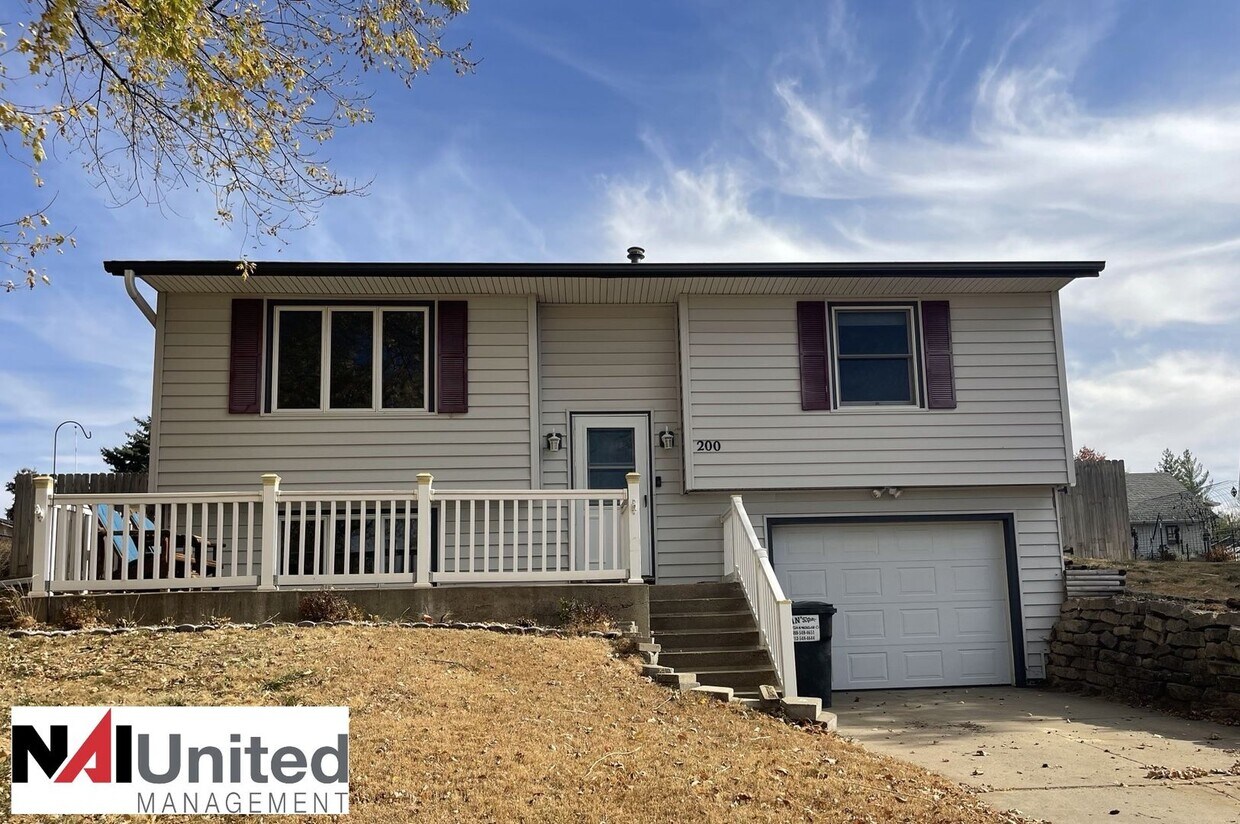 Foto principal - 3 Bedroom, 2 bathroom, 1 stall attached ga...