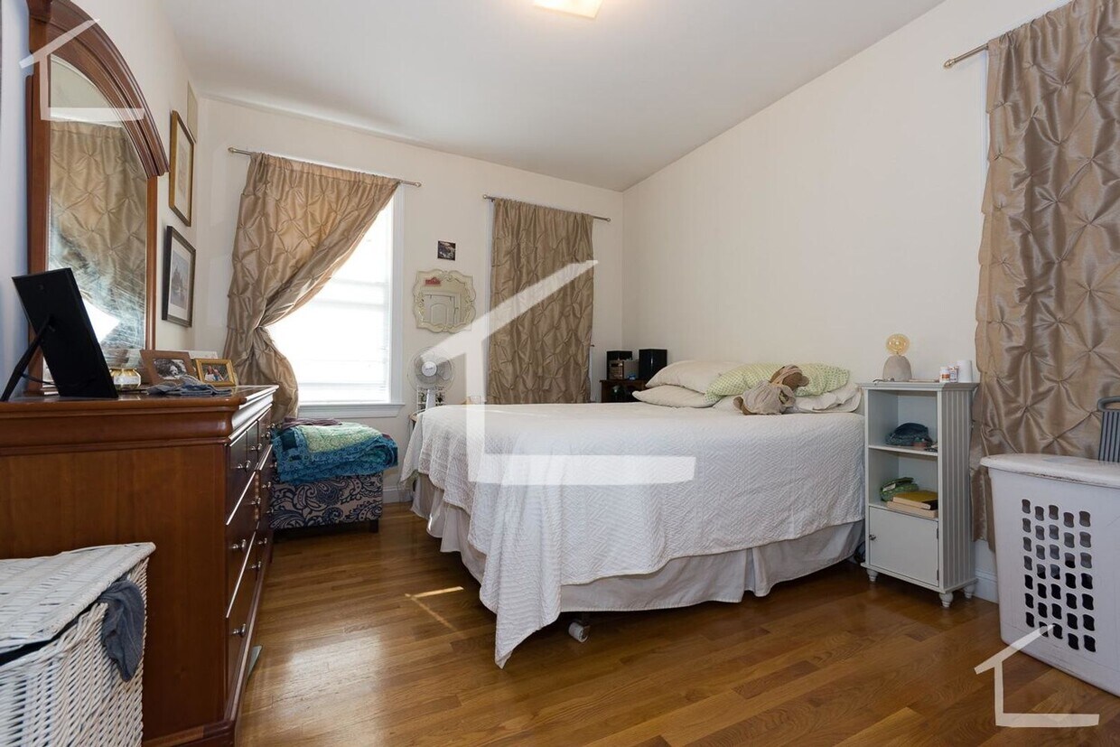 Primary Photo - Beautiful, sunny, renovated 1 bed near Gre...