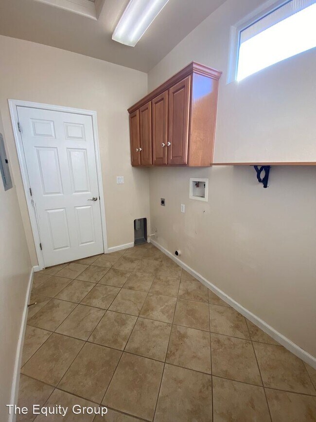 Building Photo - 3 br, 2 bath House - 328 S Holland Ct