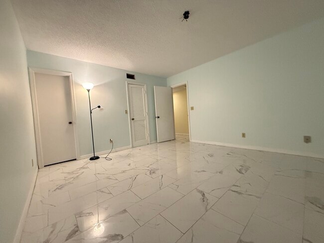 Building Photo - 1200 SE Parkview Pl
