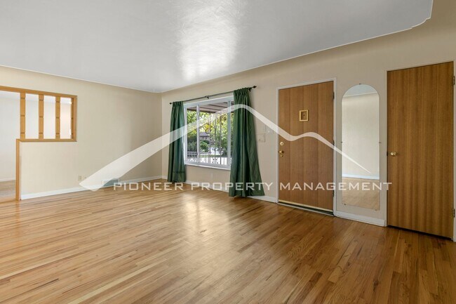 Foto del edificio - Charming Home with Washer/Dryer and Fenced...