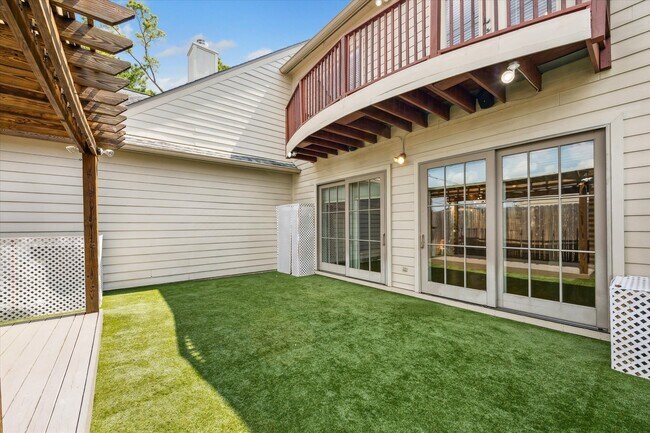 Foto del edificio - 1321 Whispering Pines Dr