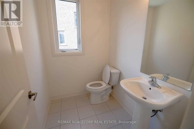 Building Photo - 137 Casserley Cres