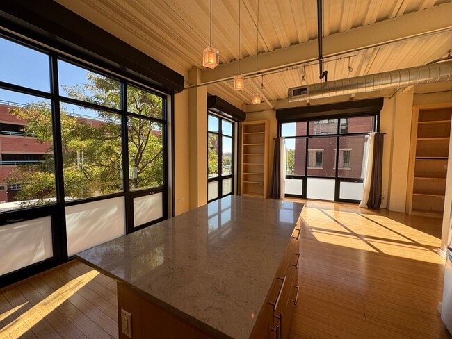 Building Photo - 1360 Walnut St