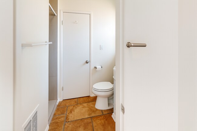 Foto del edificio - 5001 Rockford Dr