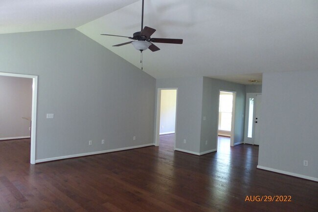 Building Photo - Spacious Home in Million Dollar Lakes