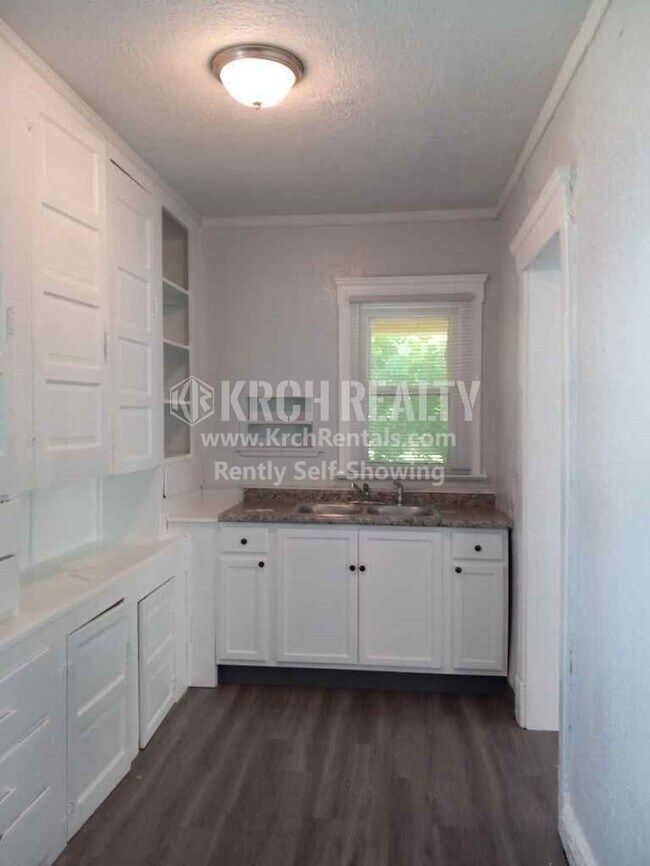 Building Photo - Very spacious 5 bedroom, 1.5 bathroom home!