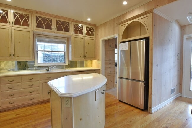 Building Photo - Charming and Spacious 3 Bed 2.5 Bath Home in Prestigious Rose Garden
