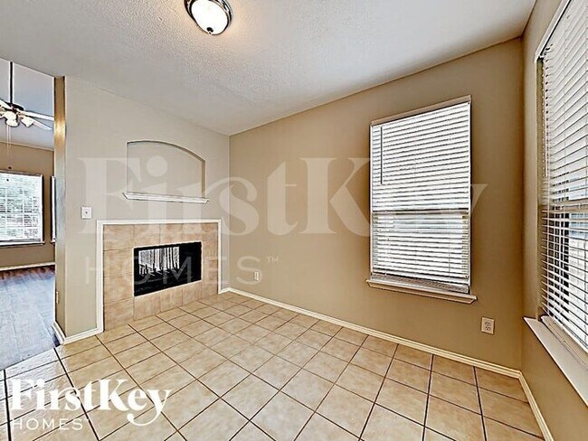 Foto del edificio - 10013 Cherry Hill Ln