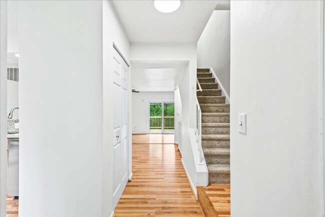 Building Photo - Charming 3-Level Townhome
