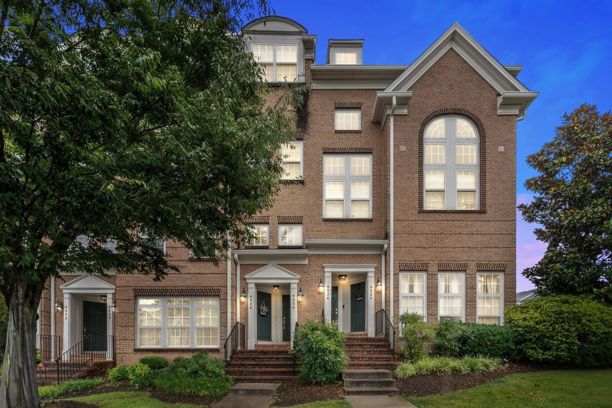 Primary Photo - Commuter's Dream! Stylish 3-Bedroom Condo ...