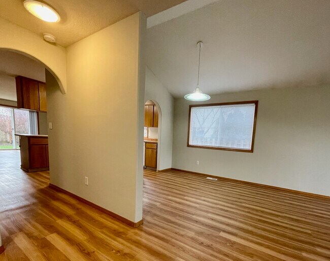 Building Photo - 2052 SE Arlington Loop