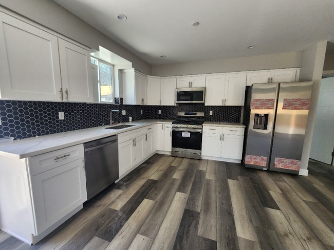 Foto del edificio - 3330 Portola Ave