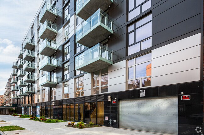 Foto del edificio - 65-18 Austin St