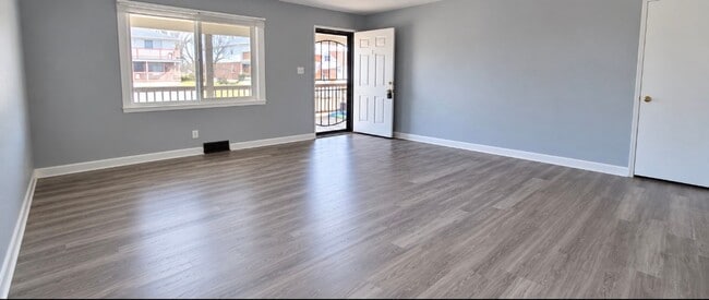 Building Photo - 210 N Cherrywood Ave