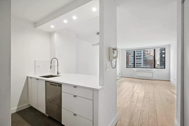 Foto del edificio - 30 W 61st St