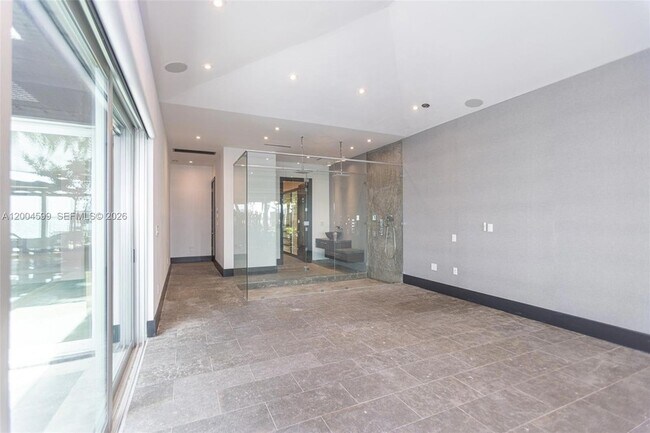 Foto del edificio - 2440 N Shore Terrace