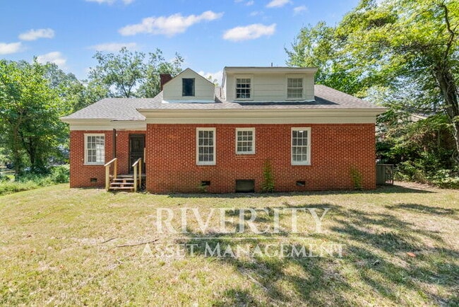 Foto del edificio - HUGE 4 BED 2 BATH PROPERTY!!!!!! SECTION 8...