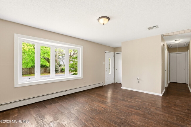 Building Photo - 19 Oak Leaf Dr