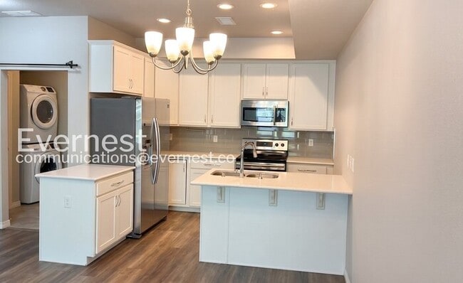 Building Photo - 3 Bed/2.5 Bath Town Home with Garage / Available Soon!