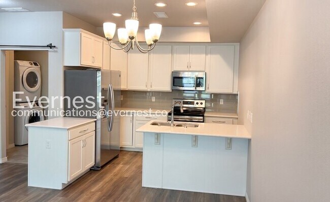 Foto del edificio - 3 Bed/2.5 Bath Town Home with Garage / Available Soon!