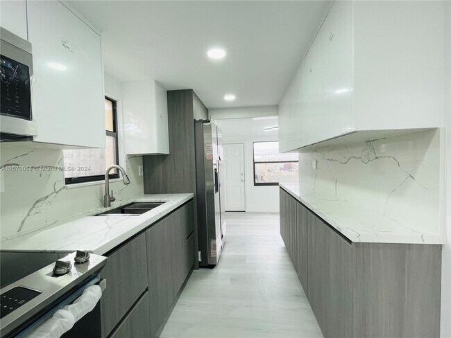 Foto del edificio - 862 SE 9th Ct