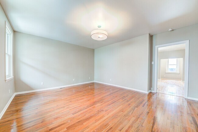 Foto del edificio - Available JULY 2026  - RENOVATED 3 Bedroom Home w/ Garage, City Views + MORE!