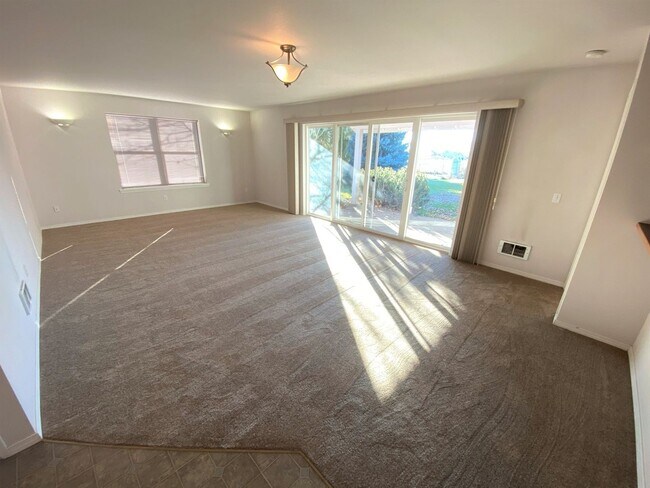 Foto del edificio - 2 Bed, 2 Bath Duplex Near Town with Countr...
