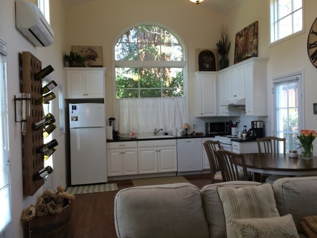 Photo - Beautiful Cottage Studio In Old Palo Alto House