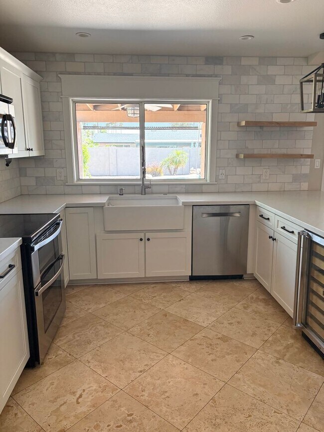 Foto del edificio - **STUNNING 3 BEDROOM/2 BATHROOM FULLY RENO...
