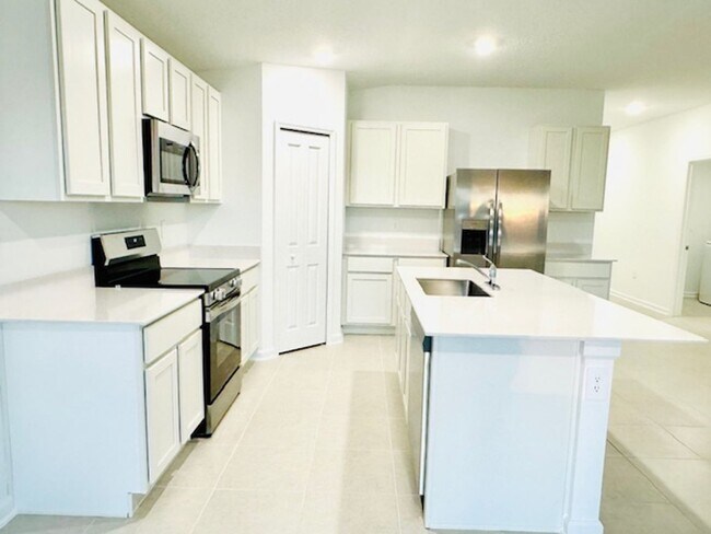 Foto del edificio - Home For Rent in Haines City with 4 Bedrooms and 2 Baths