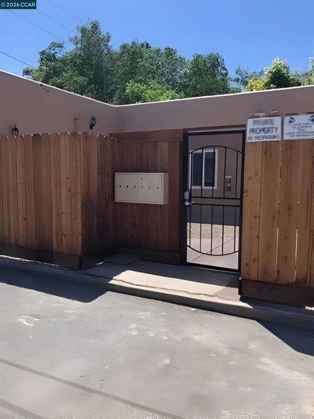 Foto del edificio - 416 1/2 N School St