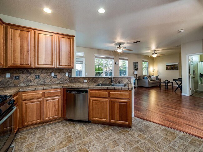 Building Photo - Beautiful Enclave updated unit!
