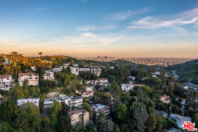 Foto del edificio - 3323 N Knoll Dr
