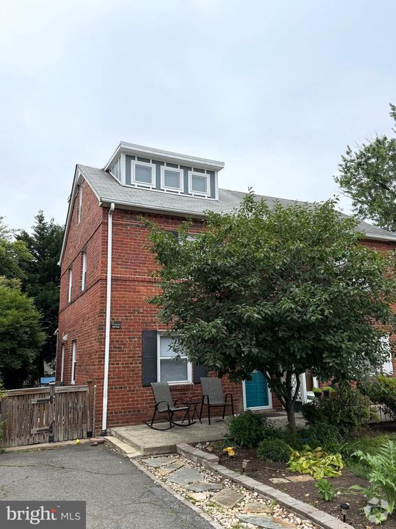 Building Photo - 819 S Irving St